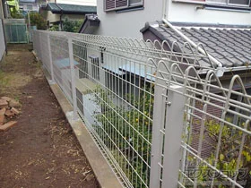 積水樹脂(セキスイ)のフェンス・柵 メッシュフェンスG10-R フリー支柱タイプ 施工例