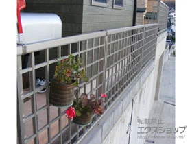 YKKAPのフェンス・柵 エクスラインフェンス20型 井桁格子 自由柱施工 施工例