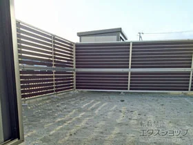 YKKAPのフェンス ルシアスフェンスF02型 横目隠し 木調カラー 2段支柱 施工例