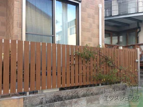 YKKAPのフェンス・柵 ルシアスフェンスH01型 たて板格子 木調カラー 施工例