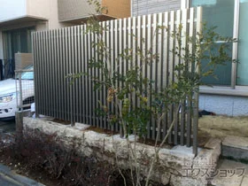 三協アルミのフェンス・柵 エルファード 両面タイプ 1型 間仕切り支柱タイプ 施工例