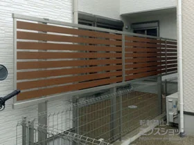 YKKAPのフェンス・柵 ルシアスフェンスF04型 横板 木目カラー 多段支柱 施工例