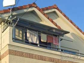 YKKAPのバルコニー屋根 ヴェクターテラス F型 屋根タイプ 単体 積雪〜20cm対応＋り下げ式物干し 標準 2本入り×1セット 施工例