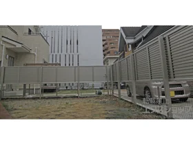 YKKAPのフェンス・柵 レスティナフェンス7型 横目隠し 自由柱施工 2段支柱＜自立建て用＞ 施工例