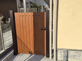 YKKAPの門扉 ルシアス門扉BM02型 リブモール(鋲あり) 片開き 木調カラー 門柱使用 施工例