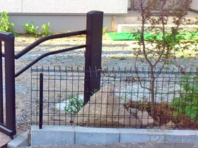 積水樹脂(セキスイ)のフェンス・柵 メッシュフェンス G10-R 自由柱仕様 施工例