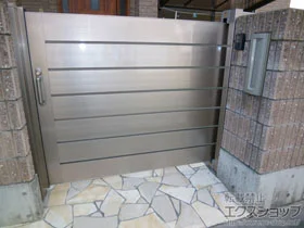 四国化成の門扉 アルディスライド 6型 横板貼り アルミ色 施工例