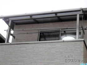 LIXIL リクシル(トステム)のバルコニー屋根 ライザーテラスII R型 屋根タイプ 単体 積雪〜20cm対応＋吊り下げ物干し 標準2本入り×1セット 施工例