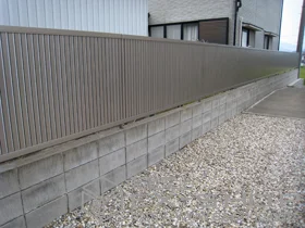 LIXIL リクシル(トステム)のフェンス・柵 ライシスフェンス 4型 太たて桟 フリーポールタイプ 施工例