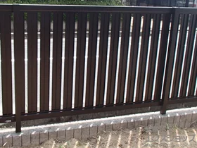 YKKAPのフェンス・柵 エクスラインフェンス22型 自由柱 施工例