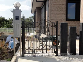 LIXIL リクシル(TOEX)の門扉 アプローチ ルナ CL型 親子開き　吊元門柱使用 施工例