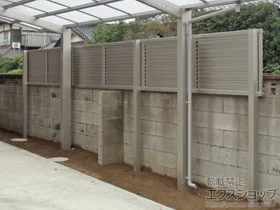 YKKAPのフェンス・柵 レスティナフェンス7型 自由柱 2段支柱＜自立建て用＞ 施工例