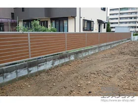 YKKAPのフェンス・柵 ルシアスフェンスF02型 横目隠し 自由柱施工 施工例