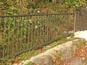 LIXIL リクシル(TOEX)のフェンス・柵 ハイサモア 傾斜地タイプ 施工例