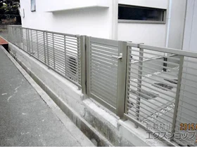 YKKAPのフェンス・柵 エクスラインフェンス12型 横格子タイプ 自由柱施工 施工例
