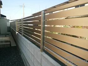 YKKAPのフェンス エクスラインフェンス23型 横半目隠し フリーポールタイプ 施工例