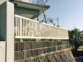 YKKAPのフェンス・柵 エクスラインフェンス13型 縦細格子 自由柱タイプ 施工例