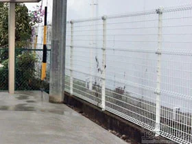 LIXIL(リクシル)のフェンス・柵 レスティナメッシュフェンス2型  自由柱施工 施工例