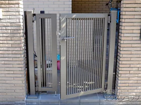 LIXIL リクシル(TOEX)の門扉 プレスタ門扉 2型 細たて桟 両開き親子 アルコーブ用ベースプレート門柱仕様 施工例