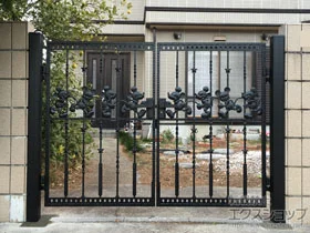 LIXIL リクシル(新日軽)の門扉 ディズニー門扉ミッキーC型 両開き　角門柱式 施工例