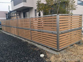 YKKAPのフェンス・柵 ルシアスフェンスF04型 横板 木目カラー 2段支柱 施工例