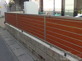 YKKAPのフェンス・柵 ルシアスフェンスF02型 横目隠し 木調カラー 自由柱タイプ 施工例