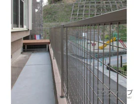 LIXIL リクシル(TOEX)のフェンス・柵 アルメッシュフェンス1型 フリーポールタイプ 施工例