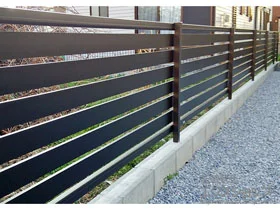 YKKAPのフェンス・柵 エクスラインフェンス23型 自由柱施工 施工例