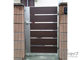 YKKAPの門扉 ルシアス門扉BW01型 横スリット 片開き 複合カラー 門柱使用 施工例