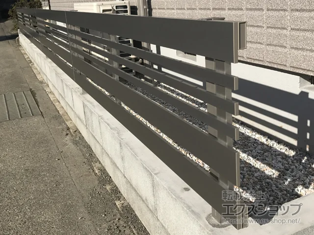 YKKAPのフェンス・柵 ルシアスフェンスH04型 自由柱 アルミカラー 施工例