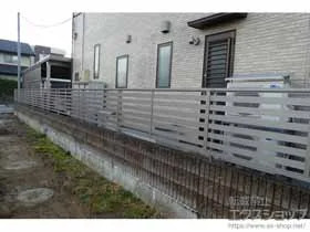 三協アルミのフェンス・柵 カムフィX 5型 横板格子デザイン 施工例
