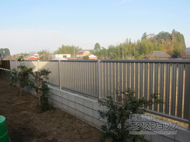 YKKAPのフェンス・柵 エクスラインフェンス22型 たて半目隠し 自由柱施工 施工例
