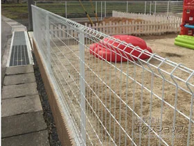 YKKAPのフェンス・柵 イーネットフェンス1F型 自由柱施工 施工例