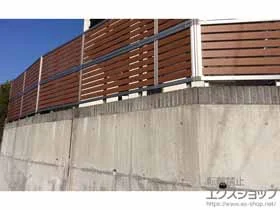 YKKAPのフェンス・柵 ルシアスフェンスF04型 横半目隠し 2段支柱 施工例