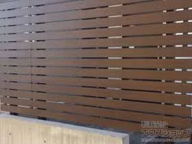 YKKAPのフェンス ルシアスフェンスH02型 横板格子 木調カラー 2段支柱 自立建て用 施工例