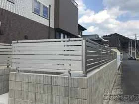 YKKAPのフェンス・柵 エクスラインフェンス23型 横半目隠し 自由柱施工 施工例