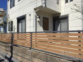 YKKAPのフェンス・柵 ルシアスフェンスF04型 横板 木目カラー 自由柱仕様 施工例