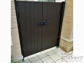 YKKAPの門扉 ルシアス門扉BM02型 リブモール(鋲あり) 両開き 木調カラー 門柱使用 施工例