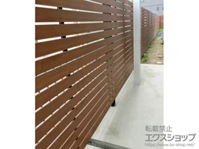 YKKAPのフェンス・柵 ルシアスフェンスH02型 横板格子 木調カラー 2段支柱 施工例