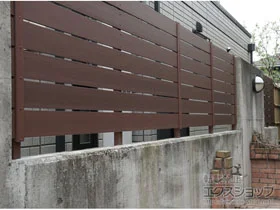 FandFのフェンス・柵 マイティウッド 横貼り7段 すき間20ｍｍ 固定柱式 施工例