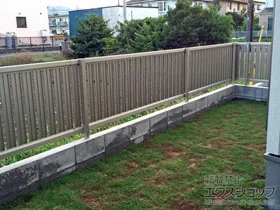 YKKAPのフェンス・柵 エクスラインフェンス22型 たて半目隠しタイプ 自由柱 施工例