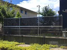 YKKAPのフェンス・柵 ルシアスフェンスF04型 横板 木目カラー 2段支柱＜自立建て用＞ 施工例