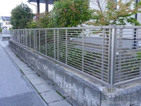 YKKAPのフェンス・柵 エクスラインフェンス12型 横格子 自由柱施工 施工例