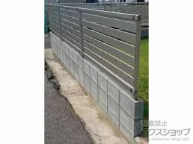 YKKAPのフェンス・柵 エクスラインフェンス23型 横半目隠しタイプ 自由柱 施工例
