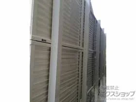 YKKAPのフェンス・柵 レスティナフェンス5型 目隠しルーバー 3段支柱＜自立建て用＞ 施工例
