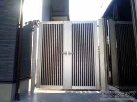 YKKAPの門扉 ルシアス門扉CW01型 たて目隠し 両開き 複合カラー 門柱使用 施工例