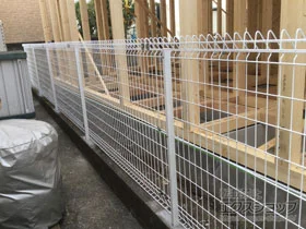 積水樹脂(セキスイ)のフェンス・柵 メッシュフェンスG10 自在柱 施工例