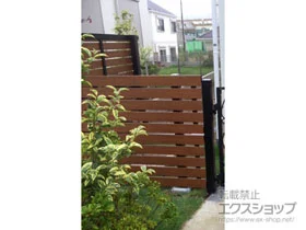 YKKAPのフェンス・柵 ルシアスフェンスH02型 横板格子 木調カラー 2段支柱 自立建て用 施工例