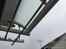 YKKAPのバルコニー屋根 ヴェクターテラス R型 ルーフタイプ 単体 積雪〜20cm対応＋ヴェクターテラス 吊り下げ式物干し 標準 2本入り 施工例