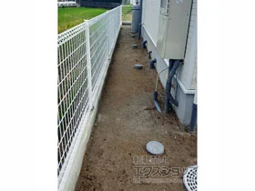 積水樹脂(セキスイ)のフェンス メッシュフェンスM0 間仕切柱 施工例